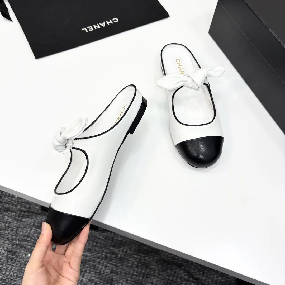 👟👟Ex-factory price 480👟👟 Chanel 25C Early Spring Mary Jane Shoes Series This season’s shoes are all great! The pure black Mary Jane is very comfortable on the feet and the upper leather is also very soft, so you don’t have to worry about rubbing your feet. The bunny ears are also very cute, and the black and white color matching and black fabric cover are very nice. Upper cowhide, inner sheepskin, genuine leather outsole Size: 35-39 40/41 Customized, non-refundable and non-exchangeable